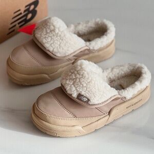 New Balance Pufflee V2 Fleece Mule Sherpa Clogs Boots Beige